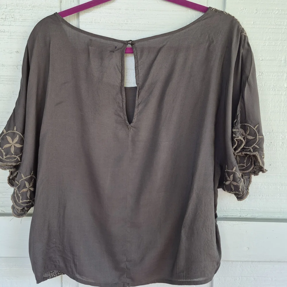 American Eagle Outfitters Gray Embroidered Blouse M Flutter Sleeves Boho Hippie - Picture 3 of 4